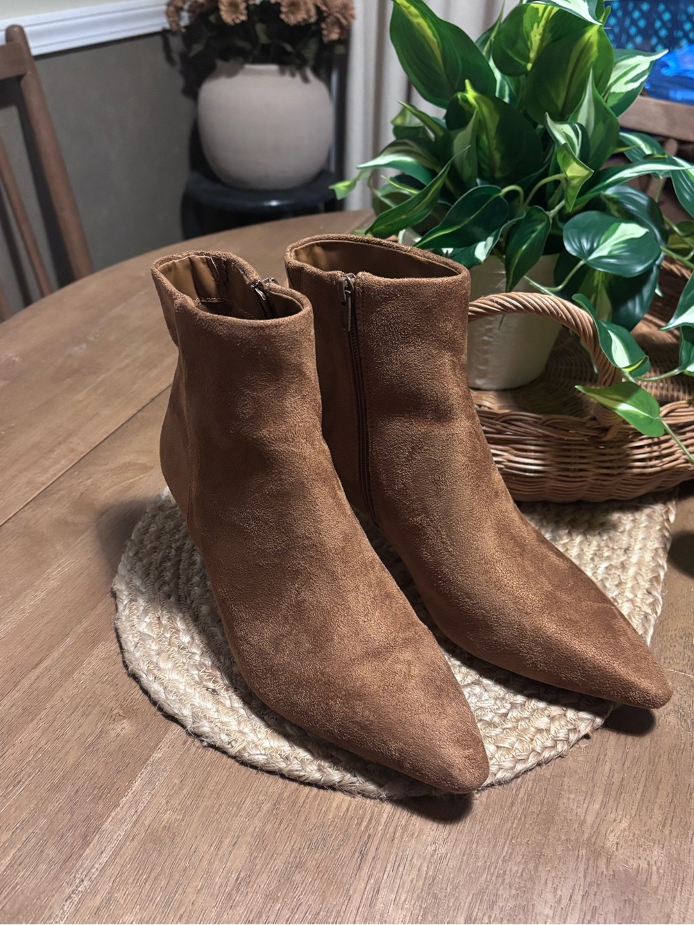 Universal Thread Brown Pointed Toe Suede Ankle Boots Kitten Heels - Picture 3 of 9